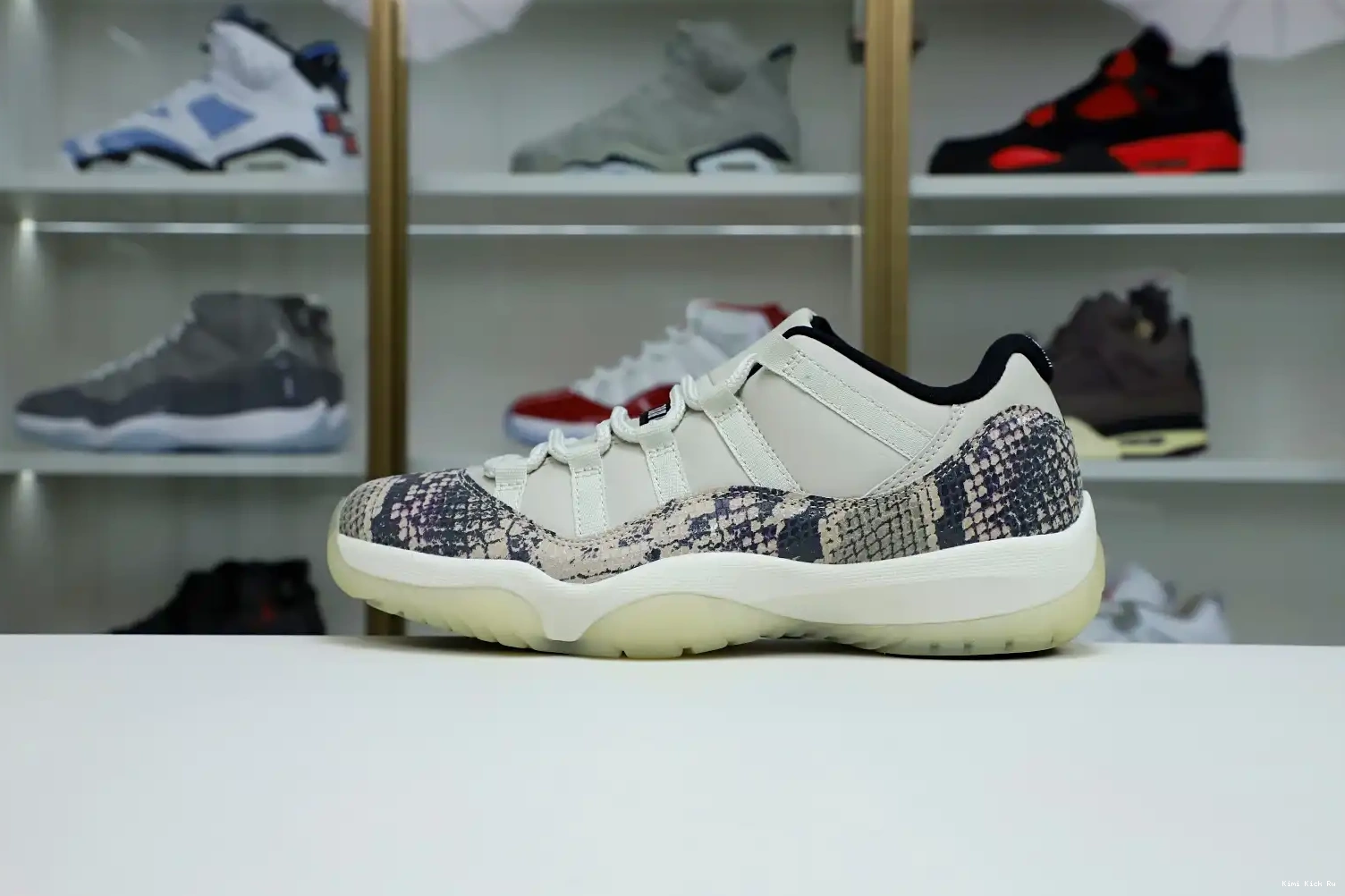 Kimikick BONE AIR SNAKESKIN LIGHT LOW 11 JORDAN 0419